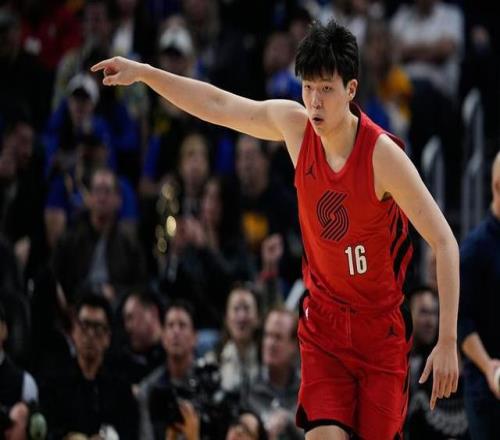 阿韦洛亚场,边时尚造型,运动夹克价,亚博体育,亚博体育官网,亚博体育app,亚博体育下载